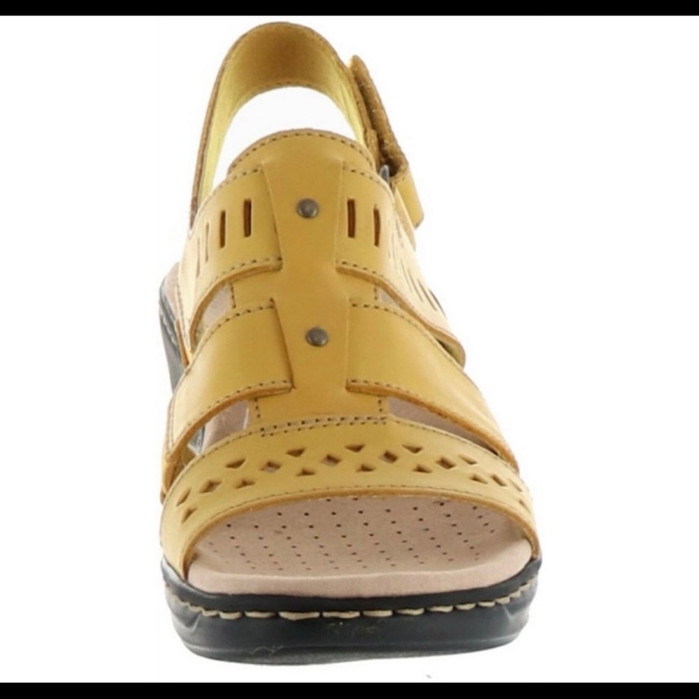 NWOT Clark’s Lexi-Qwin Sandals